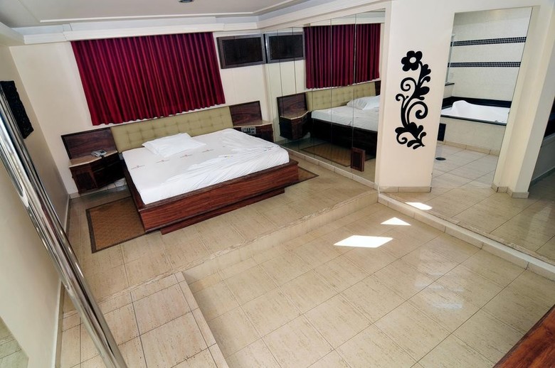 Motel Mambo - Adults Only