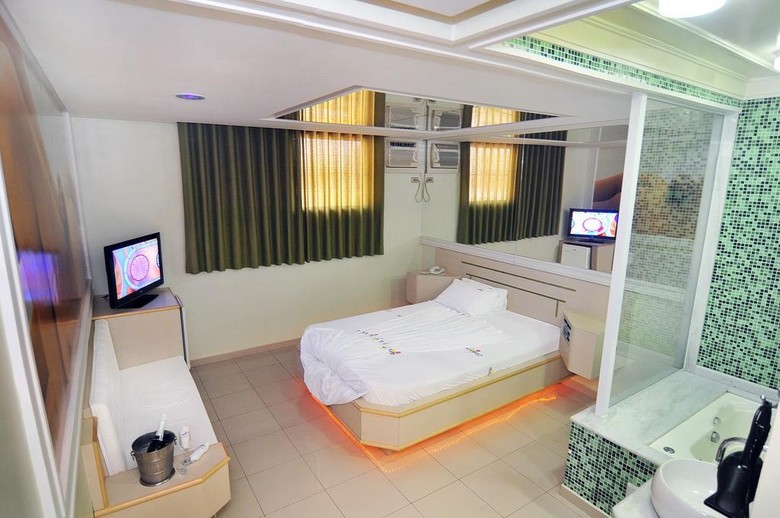 Motel Mambo - Adults Only
