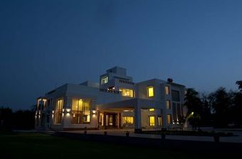 Hotel Lariya Resort