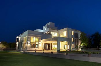 Hotel Lariya Resort