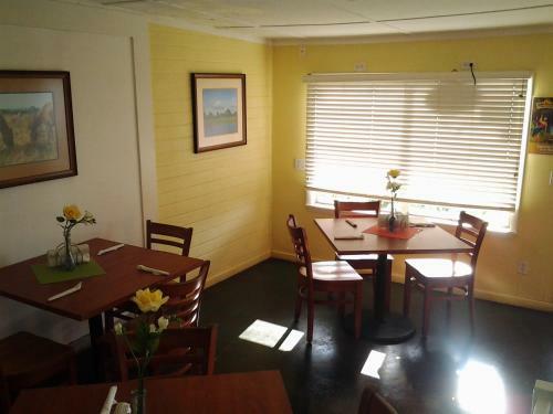 Posada Lakeside Inn And Cafe