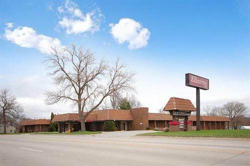 Hotel The Executive Inn