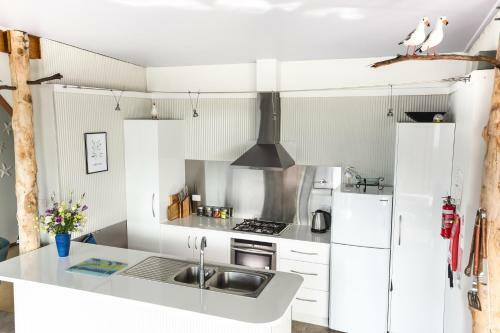 Larus Waterfront Cottage