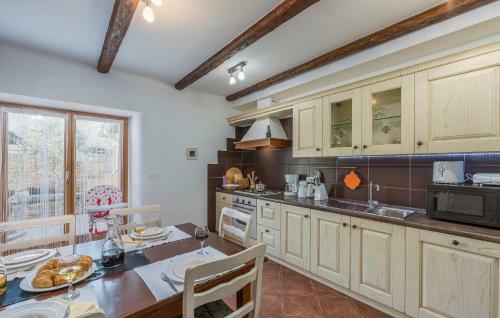 Hostal Holiday Home Peresiji 81