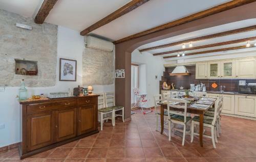 Hostal Holiday Home Peresiji 81