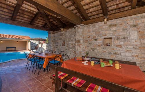 Hostal Holiday Home Peresiji 81