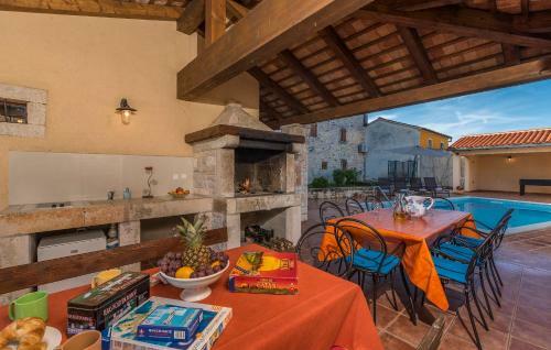 Hostal Holiday Home Peresiji 81