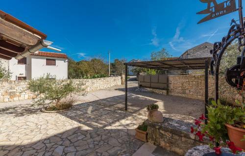 Hostal Holiday Home Peresiji 81