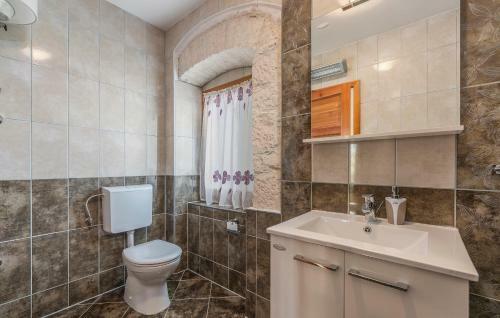 Hostal Holiday Home Peresiji 81