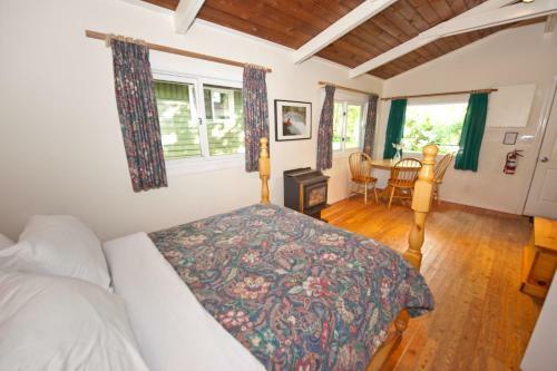 Hotel Sunwolf Riverside Cabins