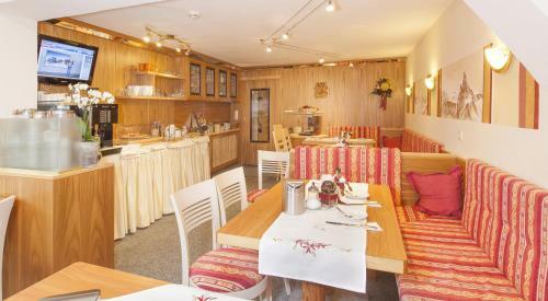 Hostal Hotel Garni Sch�nblick