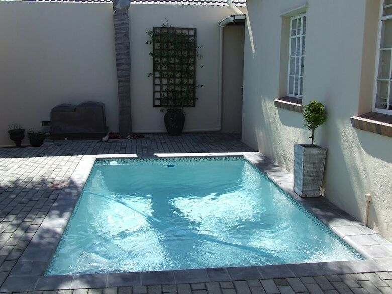 Hostal River Road Guest House