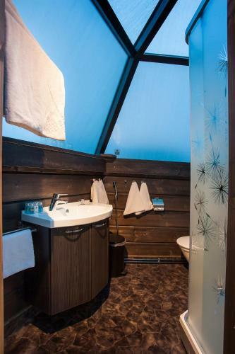 Hotel Arctic Glass Igloos