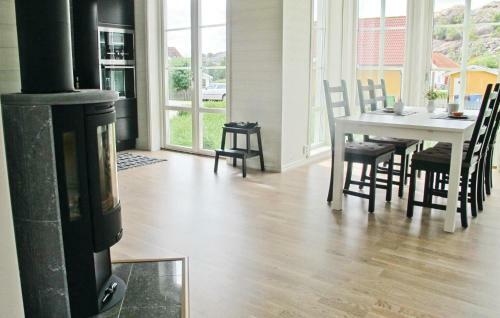 Holiday Home Heestrand R�dalen Hamburgsund