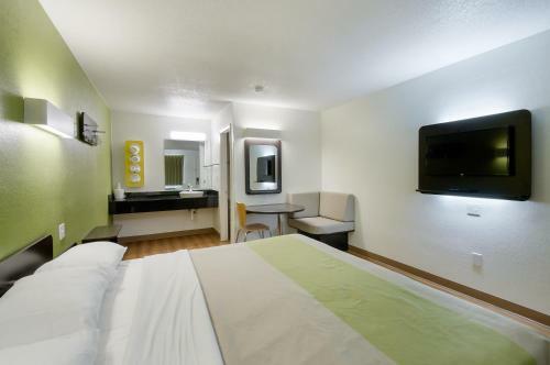 Motel 6 Charles Town