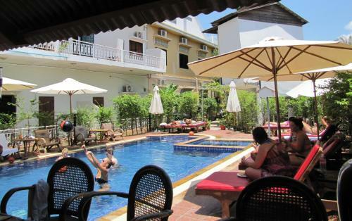 Hotel Blossoming Romduol Lodge