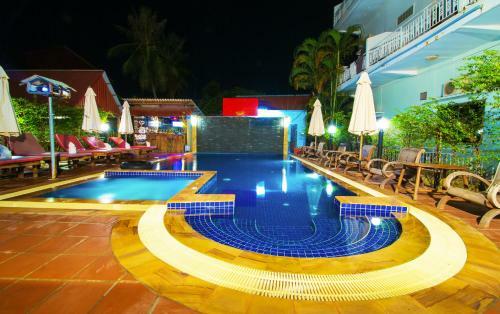 Hotel Blossoming Romduol Lodge
