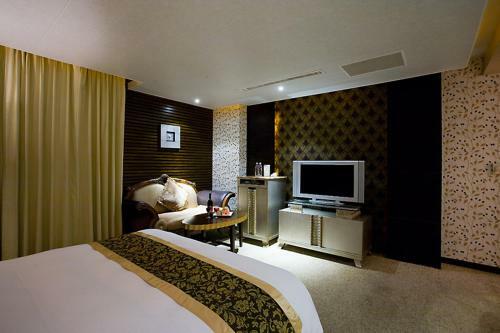 Crystal Business Motel