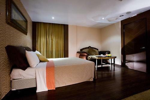 Crystal Business Motel