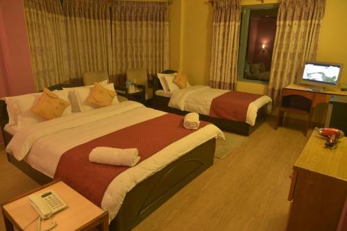 Hotel Silver Oaks Inn
