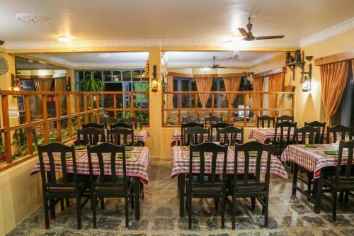 Hotel Silver Oaks Inn