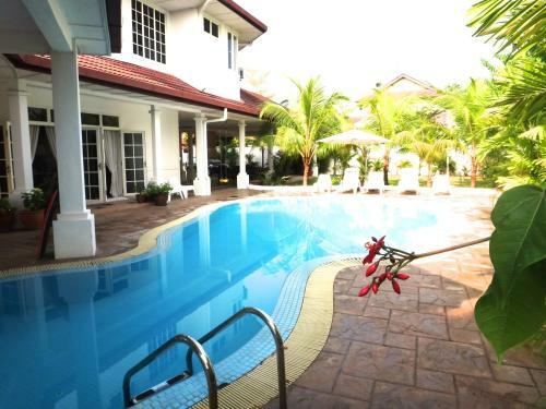 Rumah Putih Bed & Breakfast Near Klia & Klia 2
