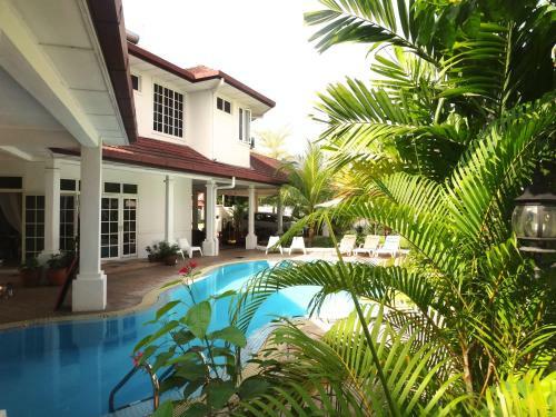 Rumah Putih Bed & Breakfast Near Klia & Klia 2