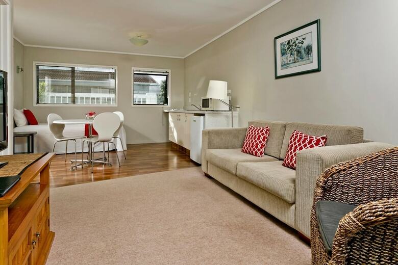 Snells Beach Motel