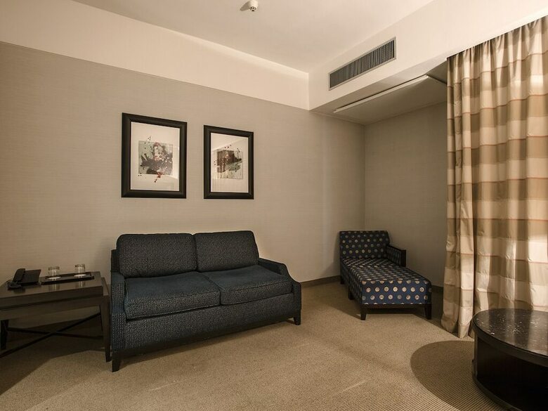 Flyon Hotel & Conference Center