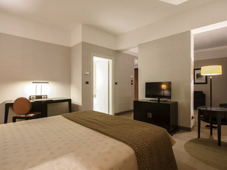 Flyon Hotel & Conference Center