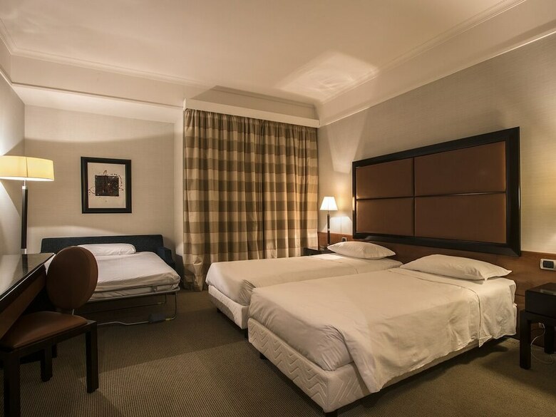 Flyon Hotel & Conference Center