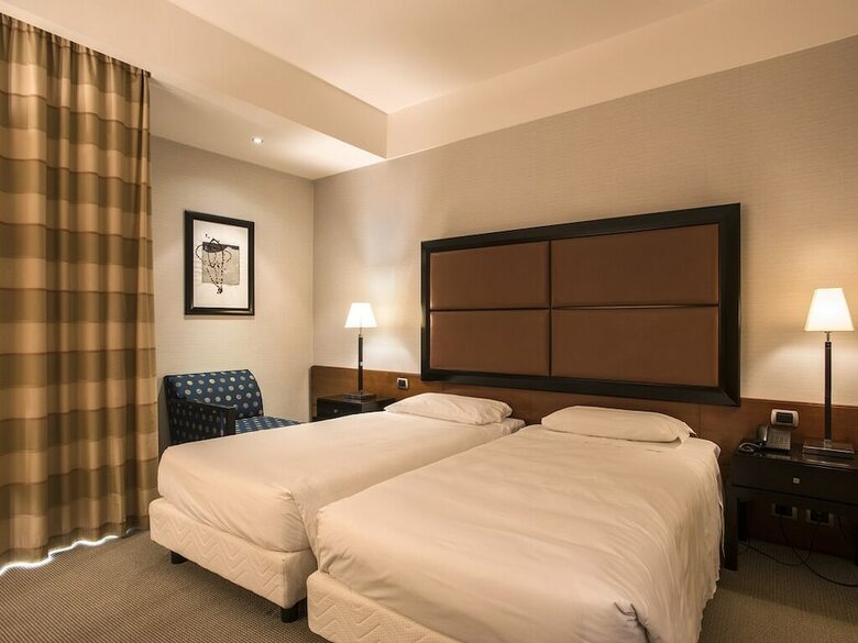 Flyon Hotel & Conference Center