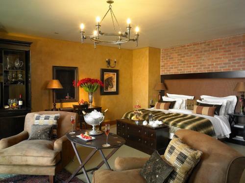 Lodge Tintswalo Waterfall