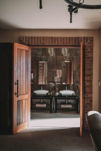 Lodge Tintswalo Waterfall