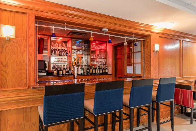 Hotel Comfort Inn And Suites - Airport