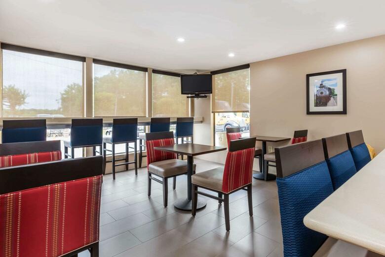 Hotel Comfort Inn And Suites - Airport