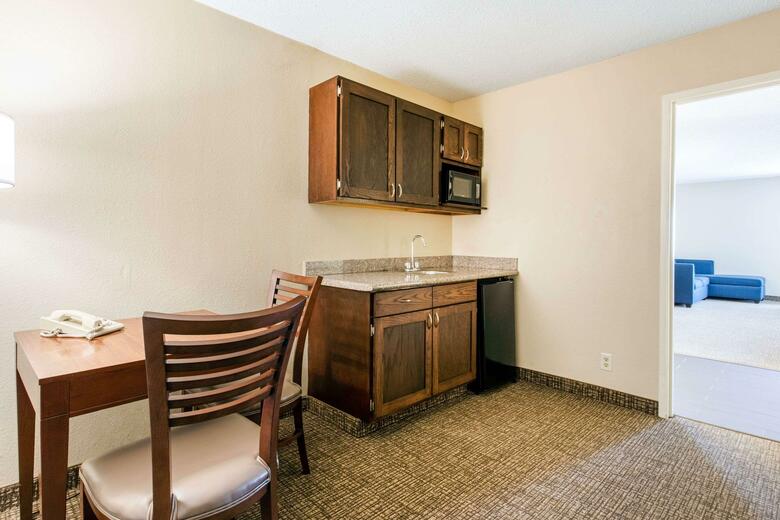 Hotel Comfort Inn And Suites - Airport