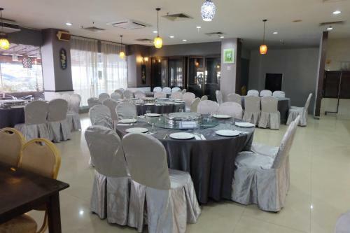 Carlton Holiday Hotel & Suites