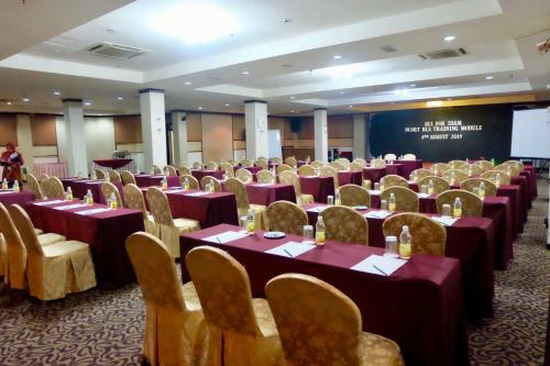 Carlton Holiday Hotel & Suites