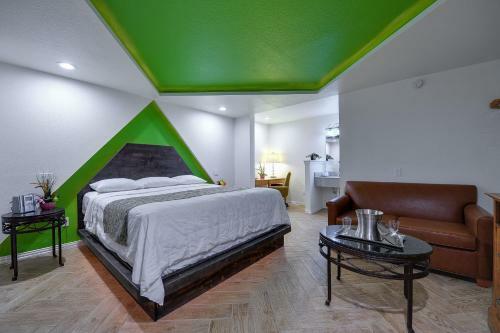 Hotel Romantic Inn & Suites