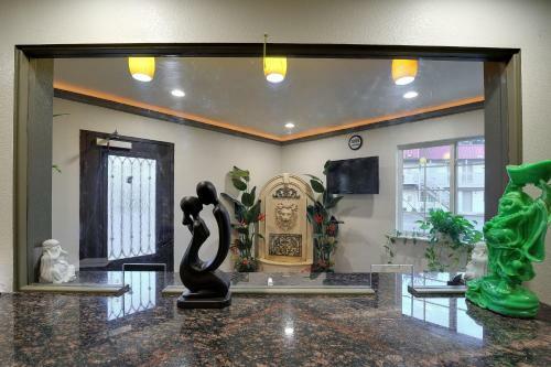 Hotel Romantic Inn & Suites