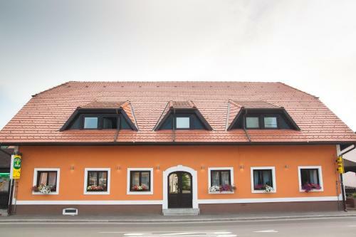 Hostal Guest House Pri Treh Lipah