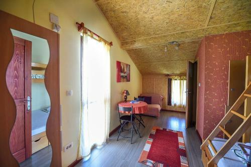 San Art Floating Hostel & Apartments