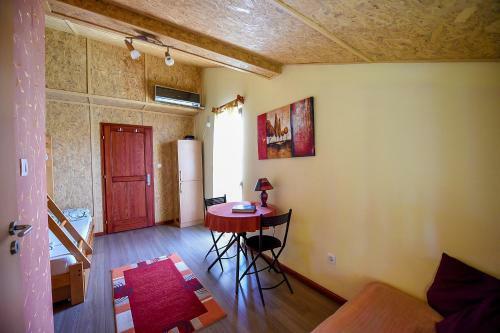 San Art Floating Hostel & Apartments