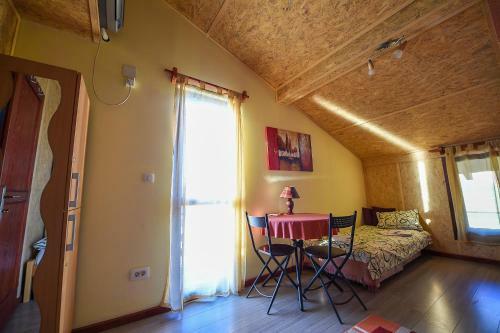 San Art Floating Hostel & Apartments