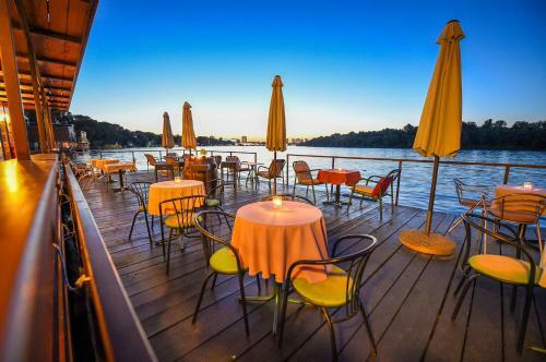 San Art Floating Hostel & Apartments