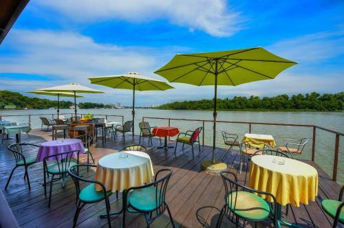 San Art Floating Hostel & Apartments
