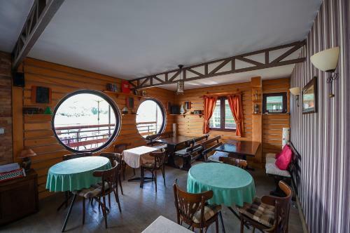 San Art Floating Hostel & Apartments