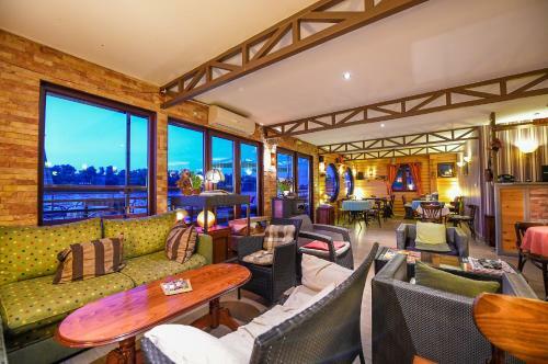 San Art Floating Hostel & Apartments