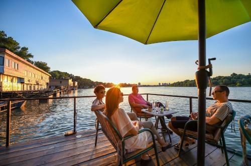 San Art Floating Hostel & Apartments